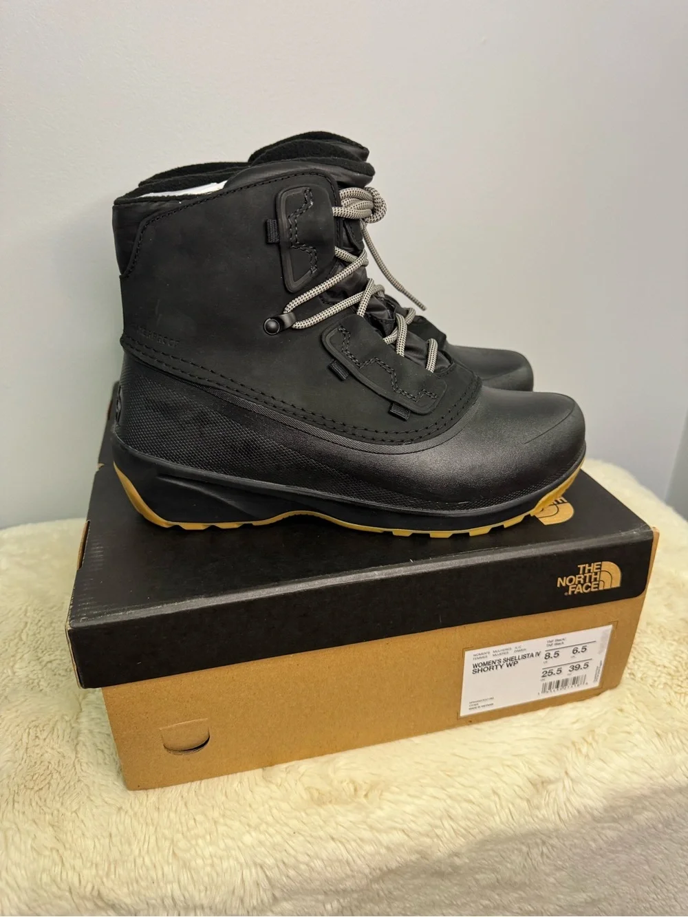 New in Box 🥾North Face Women's Shellista IV Shorty WP